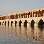 Die Si-o-se Pol, 33-Bogen-Brücke, Allah-Verdi-Khan-Brücke, Der Zayandeh, Isfahan.