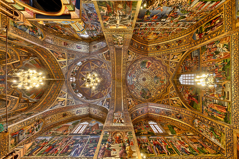 La cathédrale de Vank (également connue sous le nom d'église des saintes soeurs et de cathédrale du Saint-Sauveur) est une magnifique église apostolique arménienne située au cœur d'Isfahan, construite au début du XVIIe siècle. L'extérieur de la cathédrale est simple, mais l'intérieur est élaboré et contient de nombreuses fresques magnifiques.