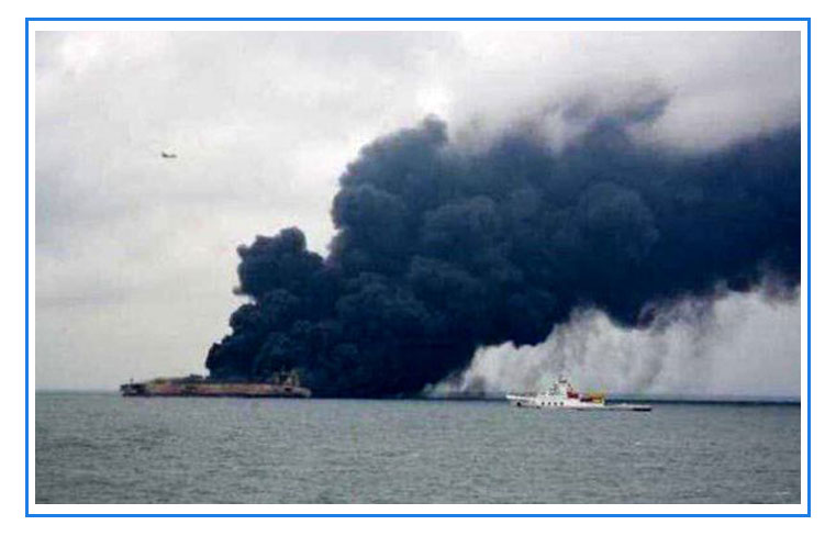 La petroliera iraniana che brucia affonda
