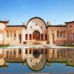 casa Tabatabaei, grande architettura, riflesso di una casa in una piscina, una casa storica in Kashan, monumento storico Kashan.