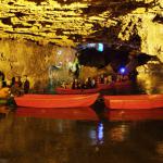 La grotte d'Alisadr. Bateau dans la grotte Alisadr, balade en bateau dans la grotte Alisadr, personnes dans la grotte Alisadr.