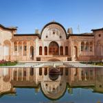 Maison Tabatabaei, grande architecture, reflet d'une maison dans une piscine, une maison historique à Kashan, monument historique de Kashan.
